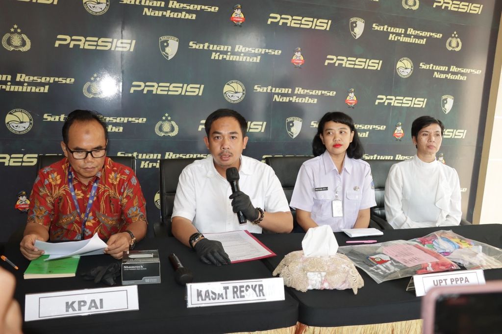 Kepala Satuan Reserse Kriminal Polres Metro Jakarta Barat Komisaris Andri Kurniawan (tengah) saat menggelar rilis pengungkapan kasus tindak kekerasan seksual oleh pelaku A (40) terhadap anak di bawah umur, Rabu (17/5/2023)