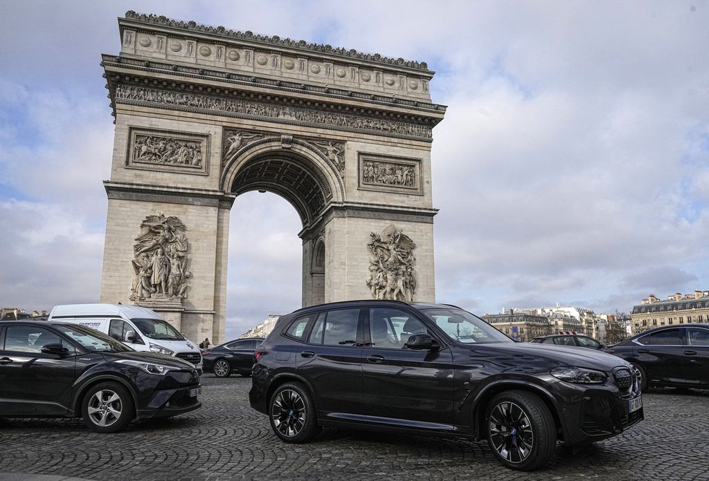 Persimpangan Champs Elysees dekat Arc de Triomphe, Paris, Rabu (31/1/2024). Pemerintah Kota Paris mau mengurangi jumlah mobil dari jalan-jalan ibu kota Perancis itu.