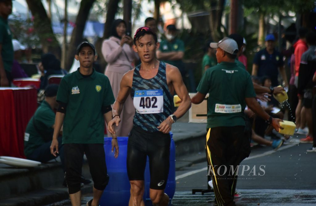 Aksi Hendro Yap saat mengikuti perlombaan jalan cepat 20 kilometer Kejuaraan Nasional Atletik di jalanan sekitar Stadion Sriwedari, Solo, Jawa Tengah, Minggu (25/6/2023). 