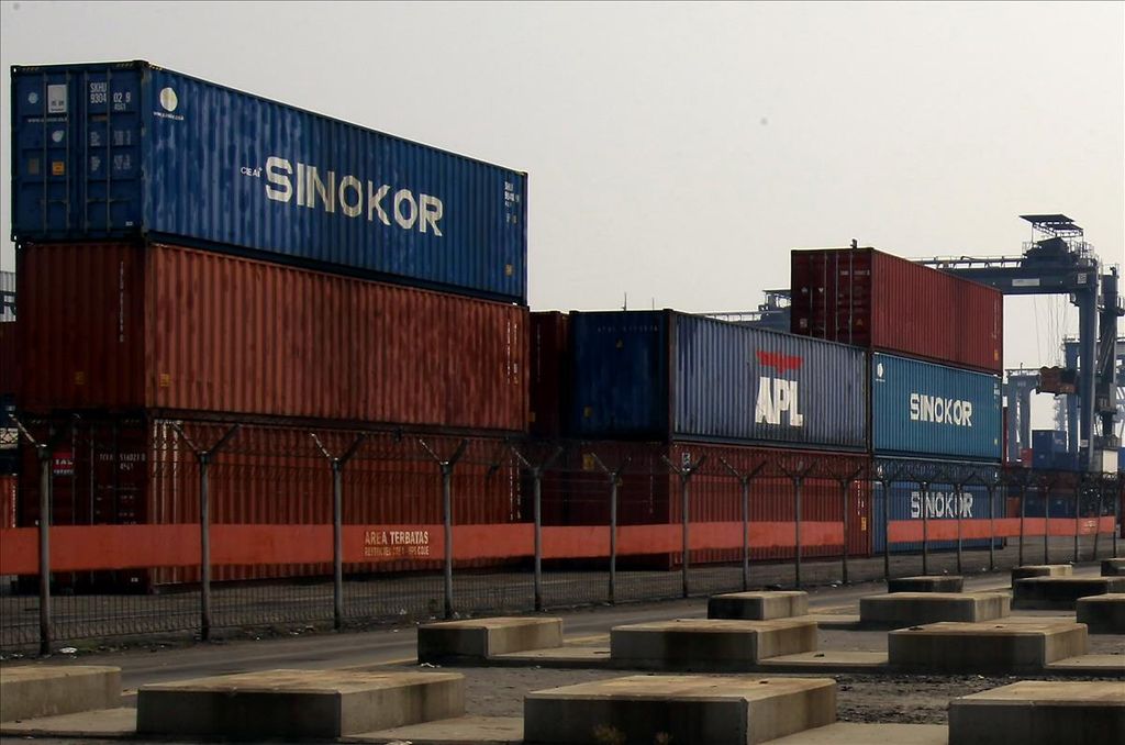 Tumpukan peti kemas di pelabuhan peti kemas, Jakarta International Container Terminal, Tanjung Priok, Jakarta