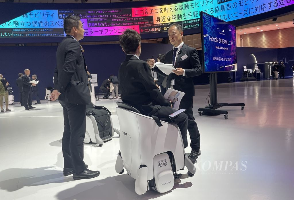 Petugas anjungan Honda di ajang Japan Mobility Show 2023 memeragakan kursi berjalan Uni-One. Gerakan kursi ini ditentukan oleh titik berat badan.