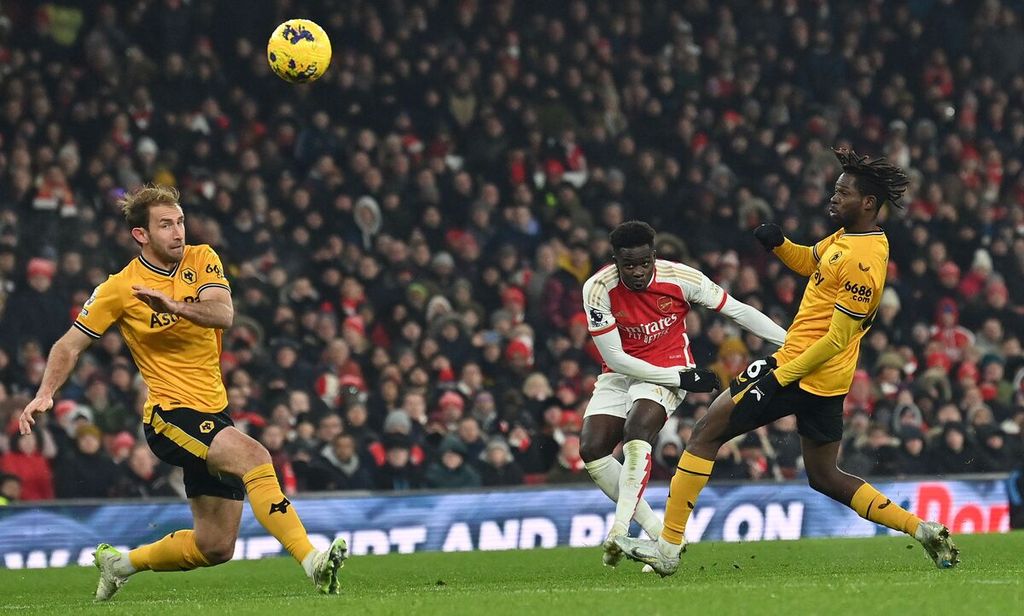 Penyerang Arsenal, Bukayo Saka, melakukan tendangan saat laga melawan Wolverhampton Wanderers di Stadion Emirates, London, Sabtu (2/12/2023) malam.