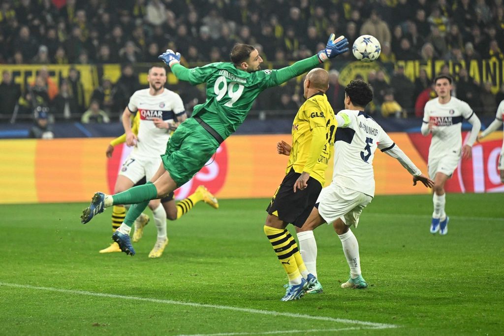 Kiper PSG, Gianluigi Donnarumma, melakukan penyelamatan saat lawan Borussia Dortmund, Kamis (14/12/2023) dini hari WIB. 