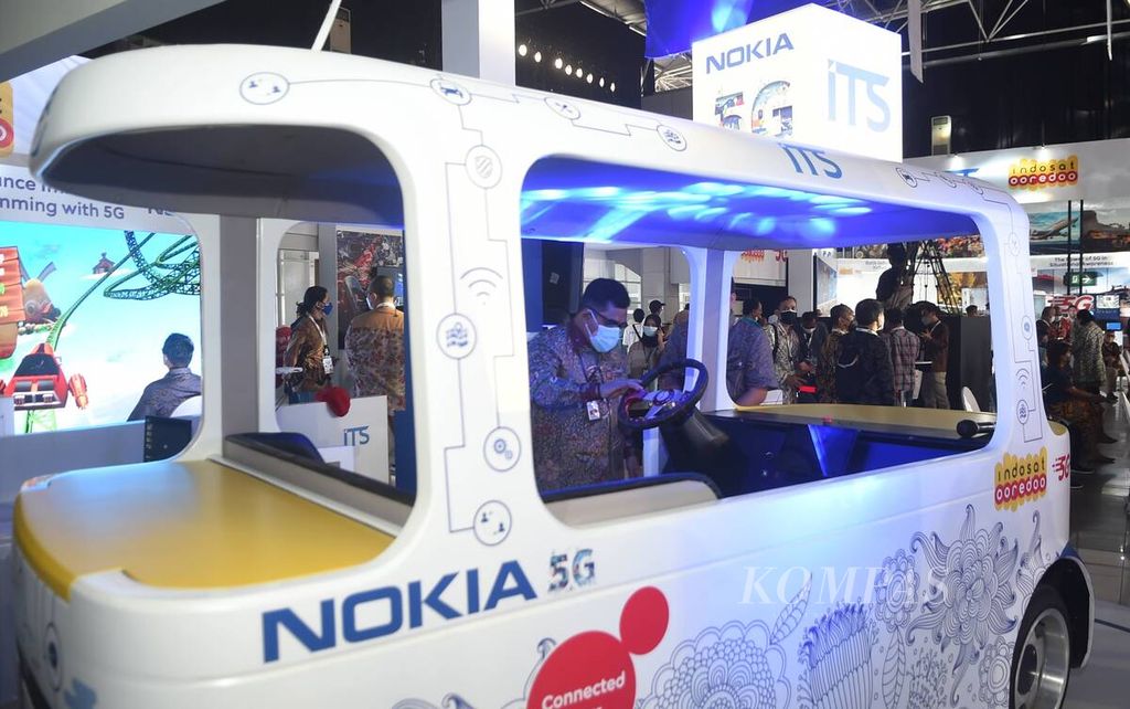 Undangan melihat mobil otonom yang dipamerkan saat Peluncuran Indosat Ooredoo 5G Services dan ITS 5G Experience Center Powered by Nokia di Gedung Robotika Institut Teknologi Sepuluh Nopember, Surabaya, Jawa Timur, Kamis (16/9/2021).