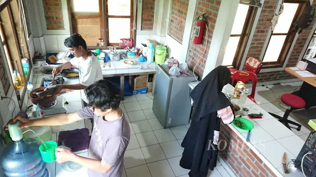 Mahasiswa sukarelawan forum jurnalis lingkungan memasak daging sapi di sekretariatan di Desa Meunasah Manyang, Kecamatan Ingin Jaya, Kabupaten Aceh Besar, Aceh, Jumat (1/4/2022). Tradisi <i>meugang</i> dirayakan sehari sebelum Ramadhan dengan menyantap masakan daging.