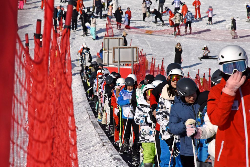 Orang-orang menaiki lift ski karpet ajaib di sebuah resor ski di Qingdao, Provinsi Shandong, China timur, 25 Januari 2023. Selama liburan Festival Musim Semi, resor-resor ski di Qingdao melakukan persiapan penuh untuk meningkatkan pengalaman konsumsi dan memenuhi permintaan wisatawan yang jumlahnya semakin banyak. 