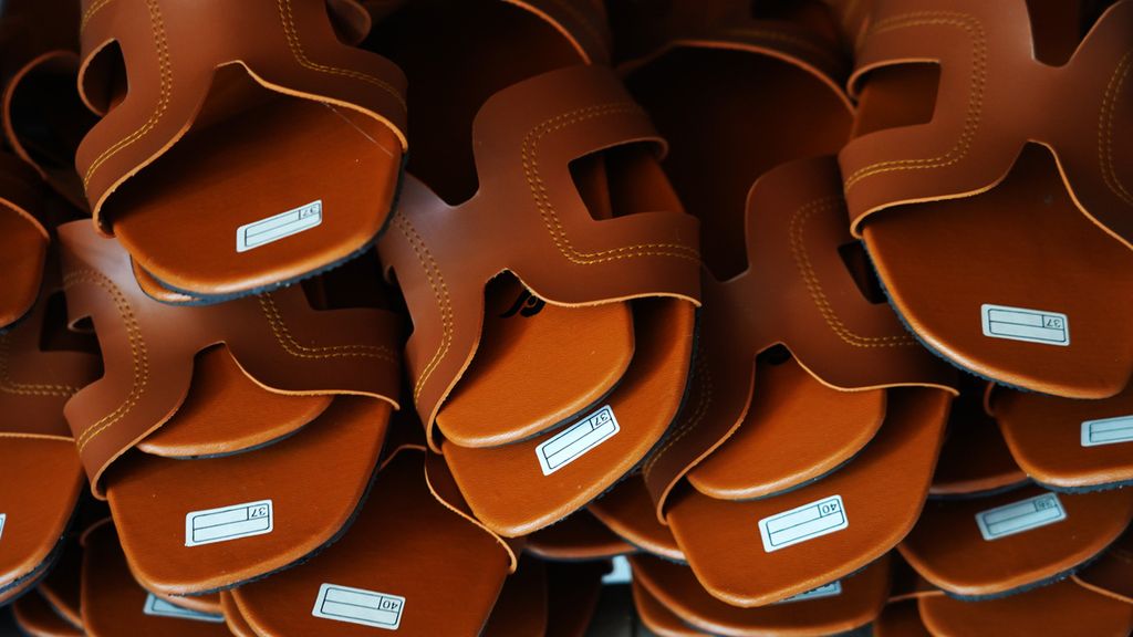 Sandal setengah jadi ditumpuk di bengkel pembuatan sepatu N.Zee, di Ciomas, Kabupaten Bogor, Jawa Barat, 5 Maret 2021. Pembelanjaan Rp 400 triliun barang dan jasa dalam negeri meningkatkan pertumbuhan 1,7 persen. 