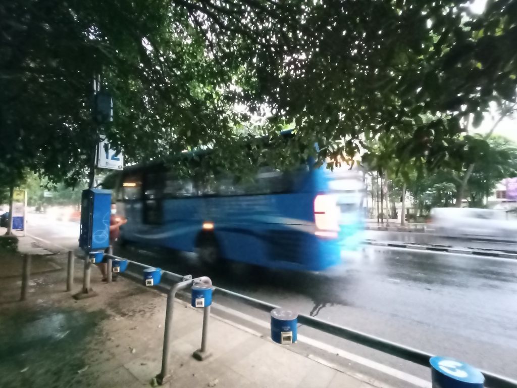  The Trans Metro Bandung bus passes at one of the bus stops on Jalan Diponegoro, Bandung City on Monday (7/3/2022)..
