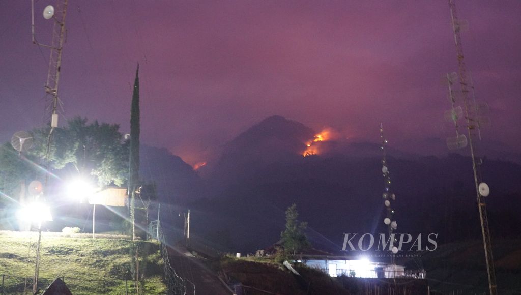 Kemunculan titik api dalam bencana kebakaran hutan dan lahan di wilayah Gunung Lawu, Kecamatan Jenawi, Kabupaten Karanganyar, Jawa Tengah, Selasa (3/10/2023) malam.