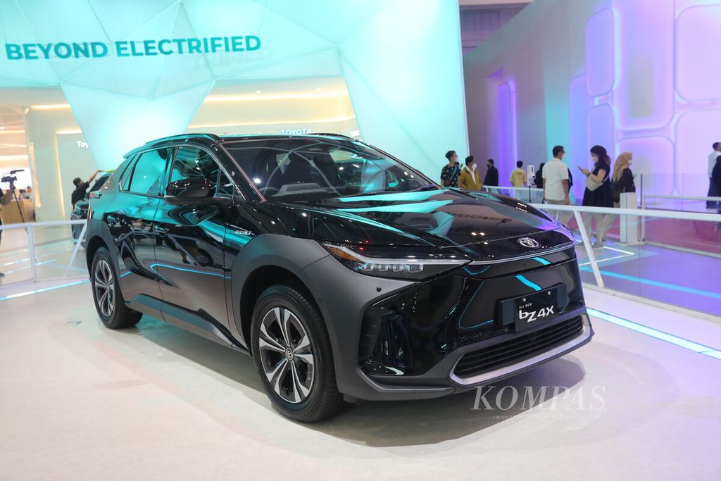 Mobil listrik Toyota bZ4X dipamerkan dalam GIIAS 2022 di Hall 1 ICE BSD, Tangerang, Banten, Kamis (11/8/2022). 
