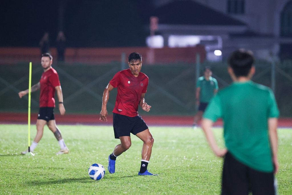 Bek tengah Indonesia, Fachruddin Aryanto, menjalani latihan ringan di Stadion Padang dan Belapan, Bandar Seri Begawan, Minggu (15/10/2023). Indonesia akan menjalani laga kedua kualifikasi Piala Dunia 2026 kontra Brunei di Stadion Hassanal Bolkiah, Selasa (17/10/2023). 
