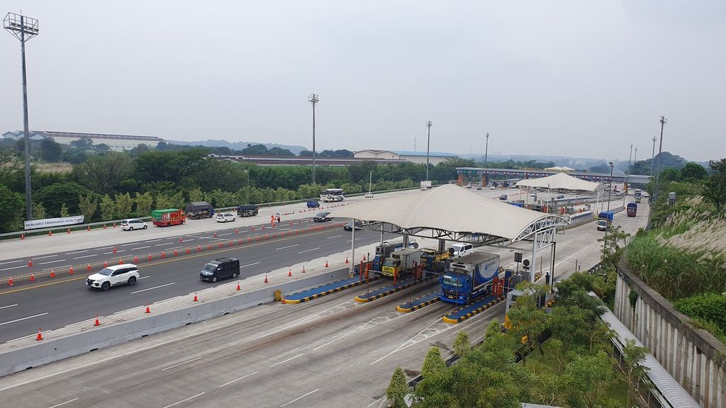 Situasi lalu lintas ramai lancar di Kilometer 70 Jalan Tol Jakarta-Cikampek atau tepatnya Gerbang Tol Cikampek Utama, Karawang, Jawa Barat, saat penerapan rekayasa lalu lintas dalam rangka arus balik Lebaran 2023 pada Senin (1/5/2023).