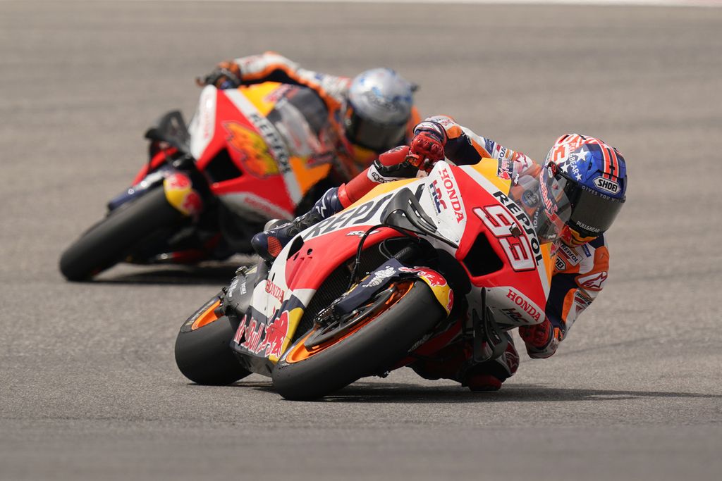 Dua pebalap tim Repsol Honda, Marc Marquez (depan) dan Pol Espargaro, berlaga pada Grand Prix Moto GP of The Americas di Austin, Texas, 10 April 2022.