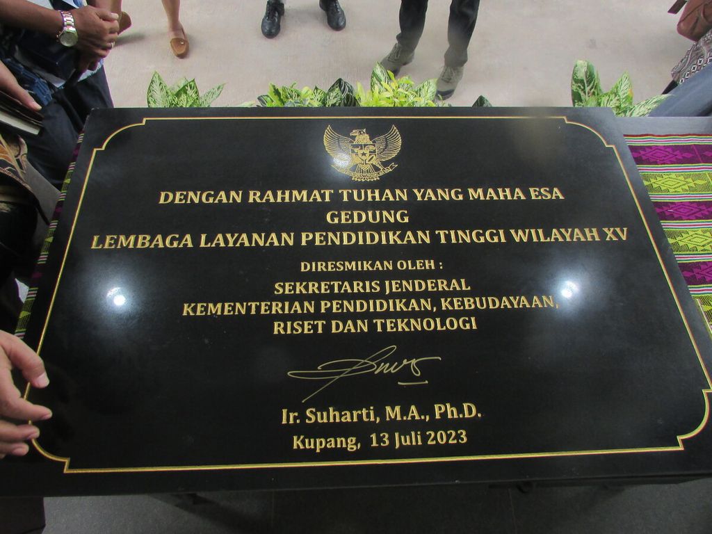 Prasasti peresmian Kantor Lembaga Layanan Pendidikan Tinggi NTT, yang ditandatangani Sekretaris Umum Kemenristek dan Dikti, Suharti di Kupang, Kamis (13/7/2023).