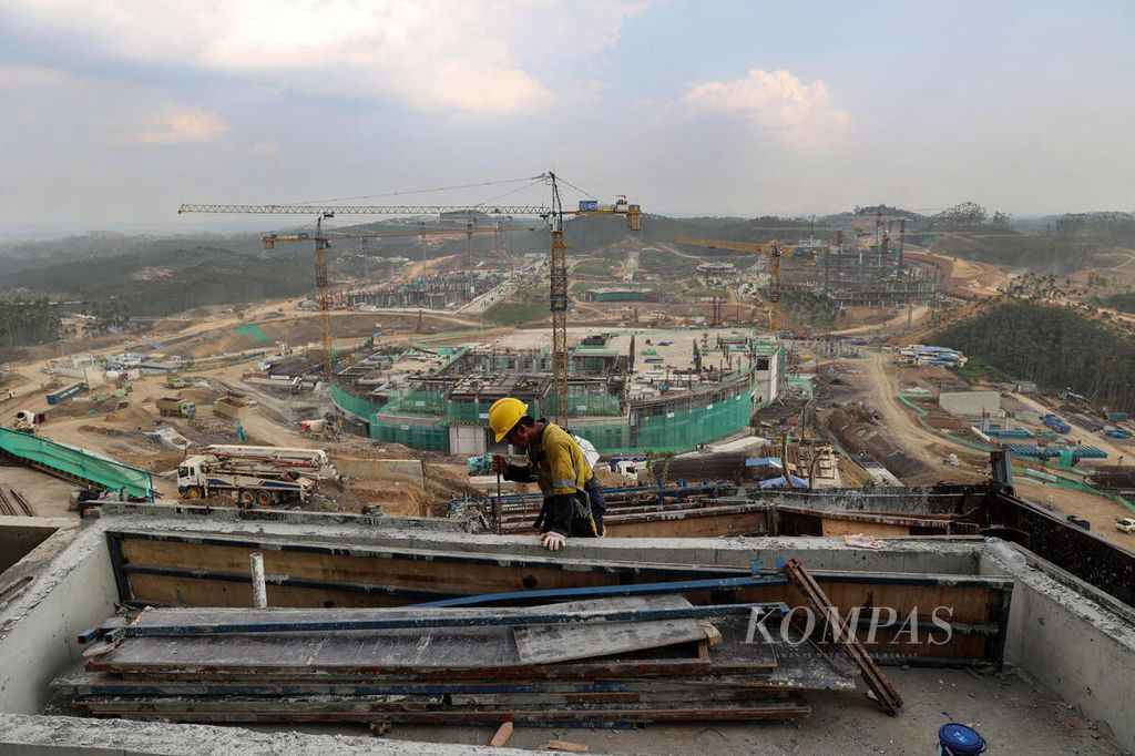 Pekerja menyelesaikan pembangunan Istana Kepresidenan di Ibu Kota Nusantara (IKN), Penajam Paser Utara, Kalimantan Timur, Senin (30/10/2023). 