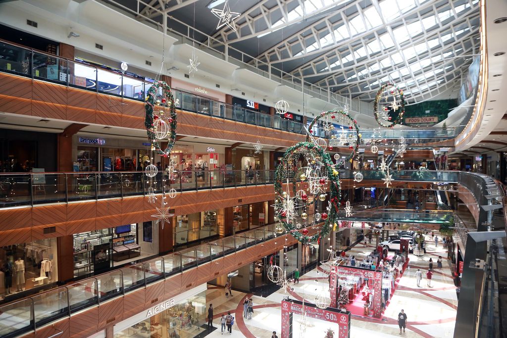 Suasana pusat perbelanjaan bernuansa Natal di kawasan Jakarta Selatan, Minggu (18/12/2022). Menjelang Natal dan Tahun Baru, pusat perbelanjaan mulai ramai dikunjungi. 