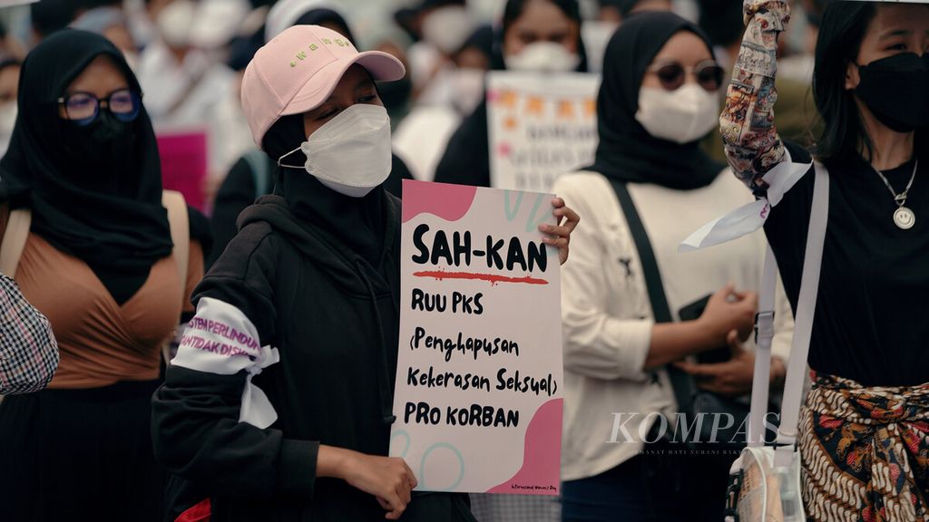 Aktivis perempuan dalam aksi damai memperingati Hari Perempuan Internasional di kawasan silang Monumen Nasional, Jakarta Pusat, Selasa (8/3/2022). Selain orasi, aksi bersama sejumlah organisasi perempuan tersebut juga menghadirkan aksi teatrikal dan pembacaan puisi.