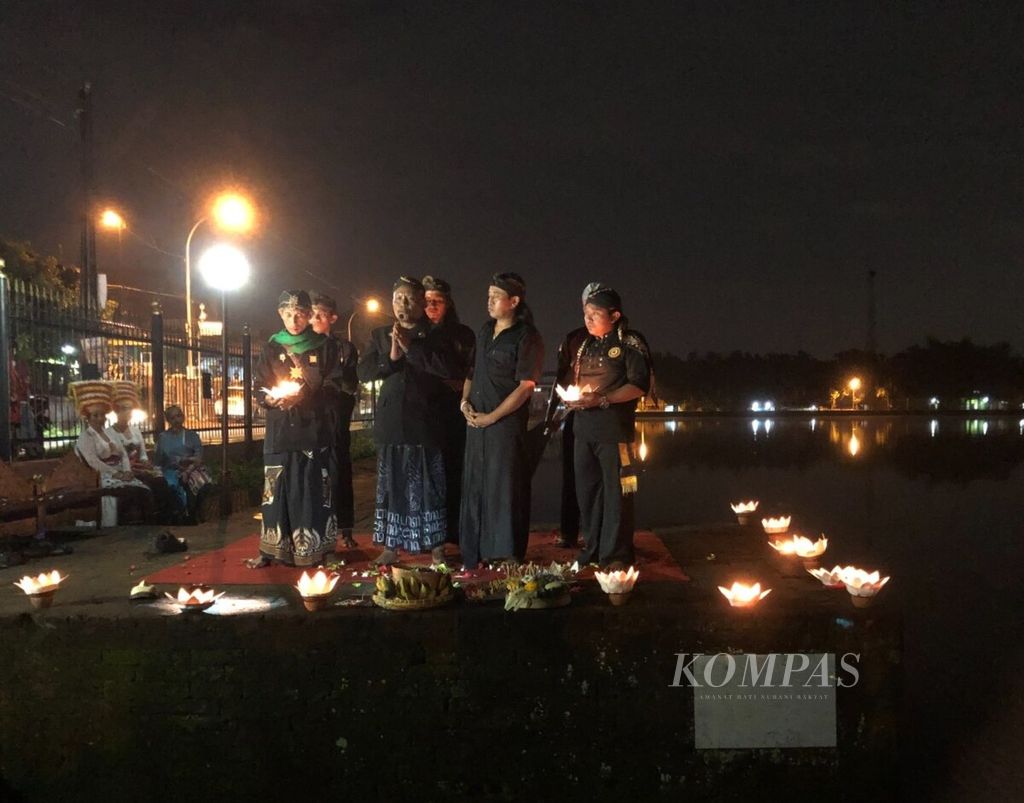 Ruwat doa untuk kelestarian peninggalan Kerajaan Majapahit di tepi Kolam Segaran di Trowulan, Jawa Timur, Sabtu (4/3/2023).