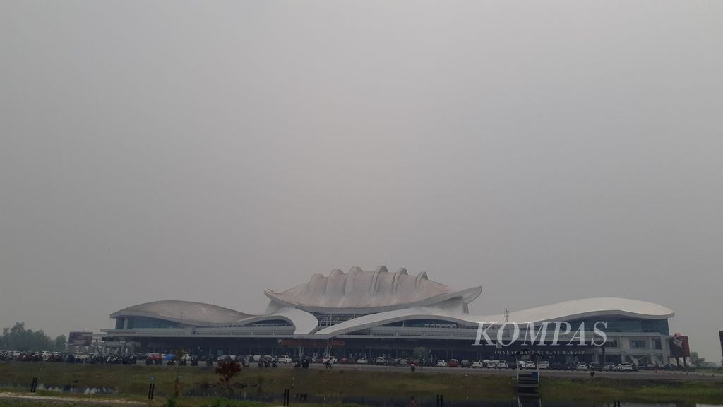 Kabut asap akibat kebakaran hutan dan lahan mulai menyelimuti Bandar Udata Tjilik Riwut, Kota Palangkaraya, Kalimantan Tengah, Kamis (28/9/2023). Penerbangan pun tertunda karena jarak pandang yang menurun.