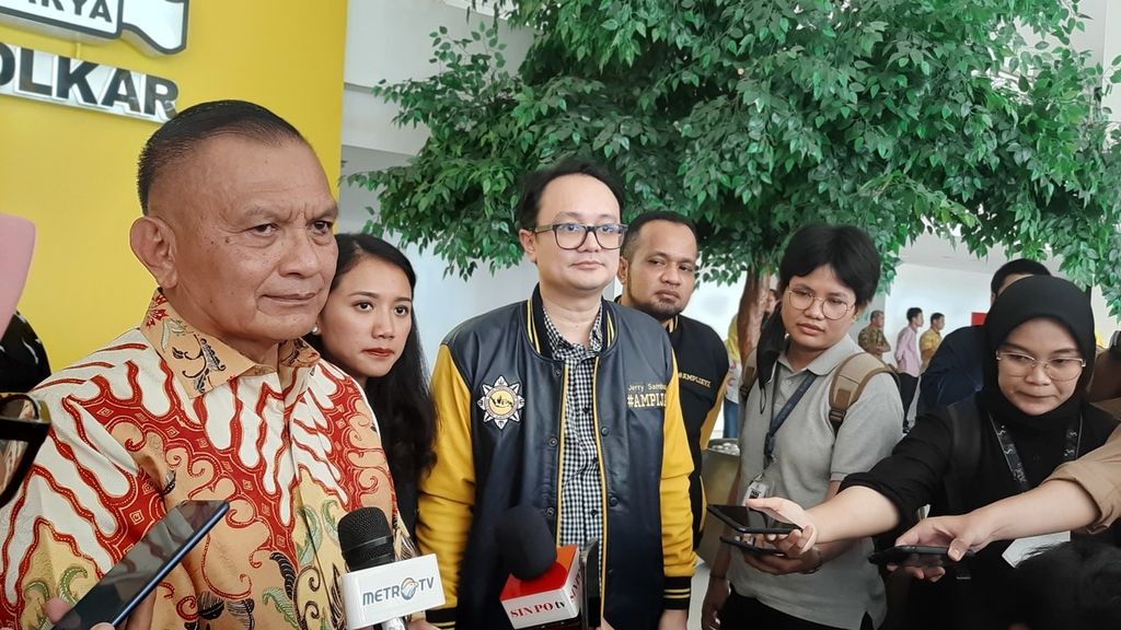 Sekretaris Jenderal Golkar Lodewijk F Paulus (kiri) dan Ketua Umum Angkatan Muda Pembaharuan Indonesia Jerry Sambuaga saat memberikan keterangan pers seusai Perayaan HUT ke-45 Angkatan Muda Pembaharuan Indonesia (AMPI) di Kantor DPP Golkar, Jakarta, Rabu (28/6/2023).