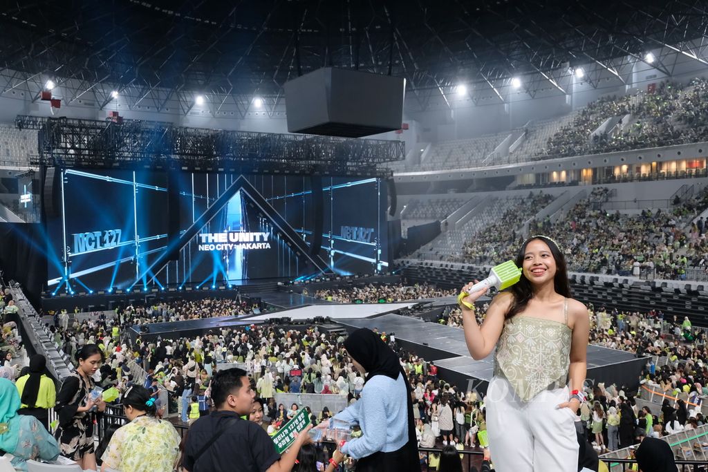 Suasana menjelang konser grup musik Korea Selatan, NCT 127, di Stadion Indonesia Arena di kompleks Gelora Bung Karno, Jakarta, Sabtu (13/1/2024). Konser bertajuk The Unity ini berlangsung pada 13-14 Januari 2024.