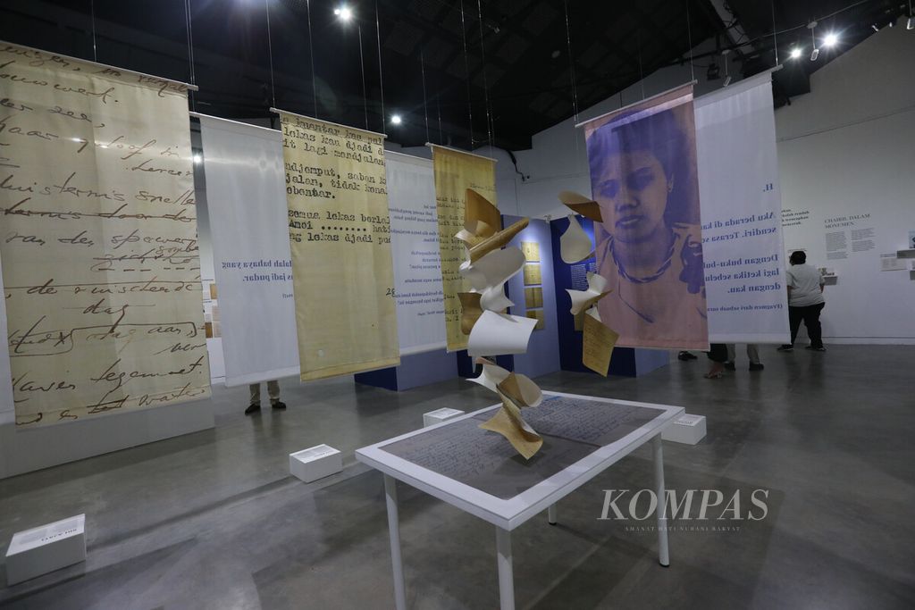 Suasana pameran arsip penyair Chairil Anwar "Aku Berkisar Antara Mereka" di Galeri Salihara, Jakarta, Jumat (28/10/2022). 