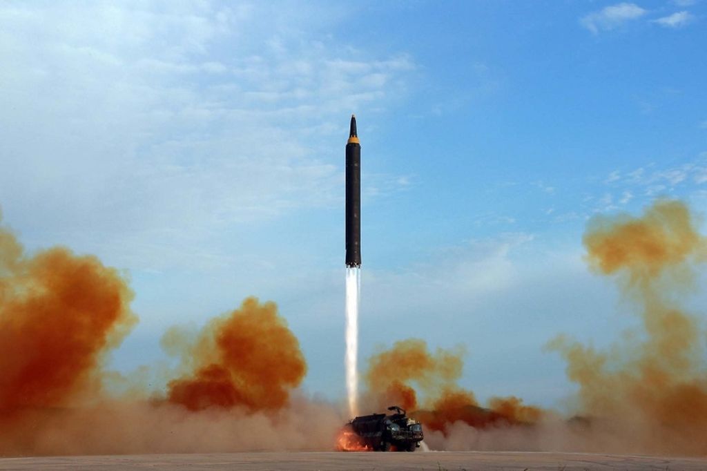 Dalam foto tanpa tanggap yang dirilis kantor berita Korea Utara, KCNA, terlihat apa yang disebut uji coba peluncuran rudal jarang menengah Hwasong-12 di Korea Utara.