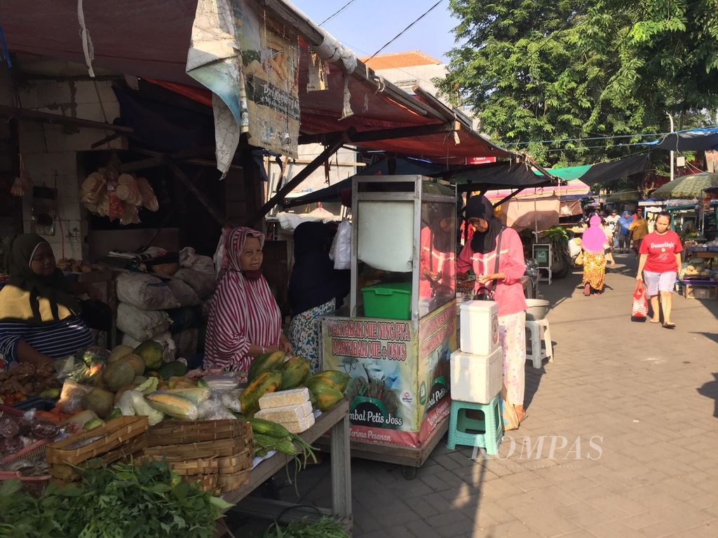 Pasar Marah, Jambangan, Kota Surabaya, Jawa Timur, Senin (19/2/2024). Masih terjadi kenaikan harga bahan pangan terutama beras, daging ayam, dan sayuran. Kenaikan harga dikhawatirkan meluas mengingat bulan puasa mendekat yang biasanya memicu konsumsi pangan oleh masyarakat meningkat.