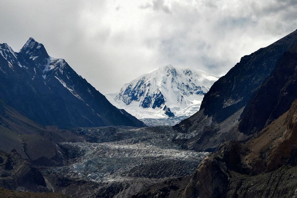 Pemandangan dari udara pada gletser Passu di dekat Desa Passu, wilayah Gilgit-Baltistan, Pakistan, 10 Juni 2022. 