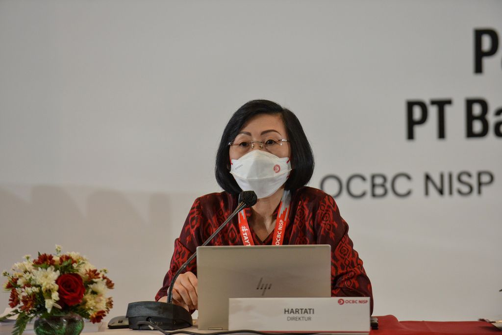 Direktur Bank OCBC NISP Hartati menjawab pertanyaan wartawan dalam acara Paparan Publik Rapat Umum Pemegang Saham Tahunan (RUPST) OCBC NISP di OCBC NISP Tower, Jakarta Selatan, Selasa (11/4/2023). 