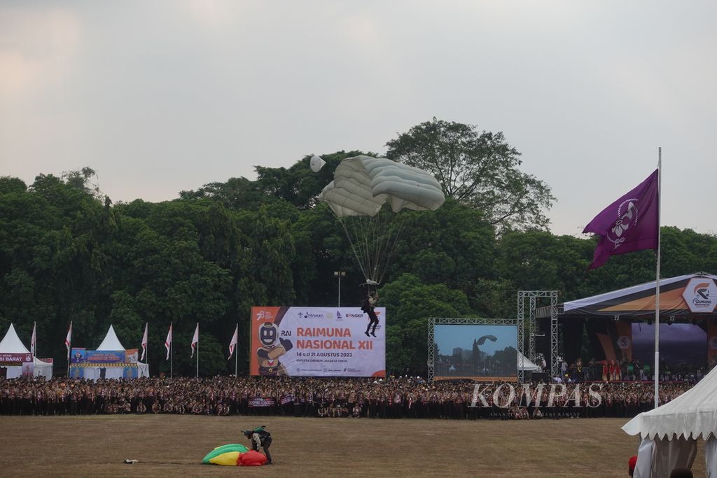 Atraksi terjun payung pada peringatan Hari Pramuka Ke-62 dan membuka kegiatan Raimuna Nasional XII Tahun 2023 di Cibubur, Jakarta, Senin (14/8/2023).