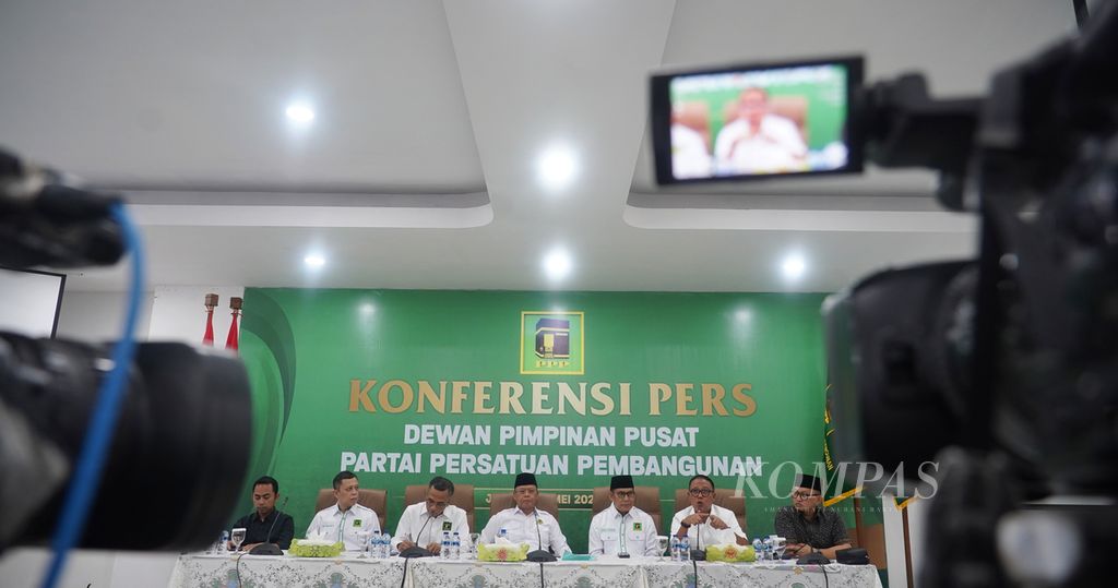 Suasana saat para petinggi Dewan Pimpinan Pusat Partai Persatuan Pembangunan (PPP) menggelar konferensi pers terkait putusan sela Mahkamah Konstitusi di Kantor DPP PPP, Jalan Diponegoro, Jakarta, Rabu (22/5/2024). 