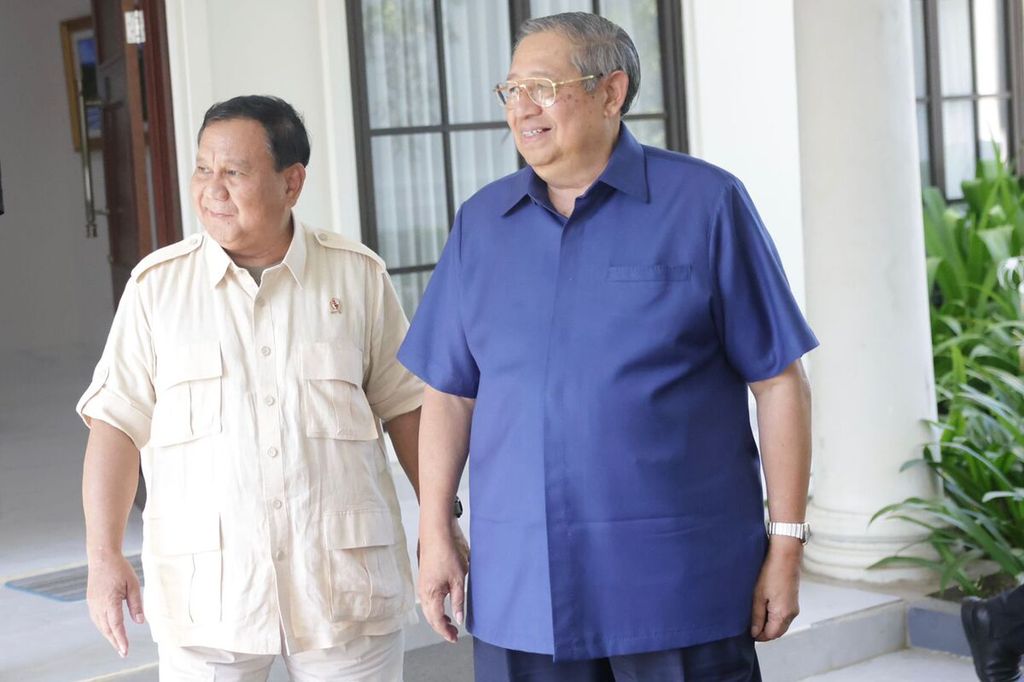 Presiden keenam Susilo Bambang Yudhoyono bersama Menteri Pertahanan yang juga Ketua Umum Partai Gerindra Prabowo Subianto mengunjungi Museum dan Galery SBY-Ani di Pacitan, Jawa Timur, 20 Mei 2023.