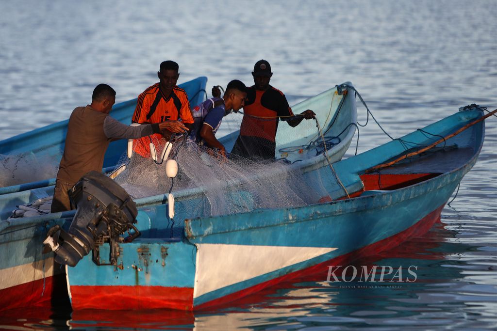 Nelayan menyiapkan jaring dan perahu sebelum mulai mencari ikan di Desa Namatota, Distrik Kaimana, Kabupaten Kaimana, Papua Barat, Selasa (15/6/2021). 