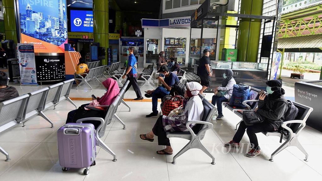 Penumpang menunggu kedatangan kereta di pintu keberangkatan Stasiun Gambir, Jakarta, Minggu (29/3/2020). Untuk Lebaran tahun 2022, sebanyak 15 persen tiket telah terjual di awal bulan Ramadan untuk keberangkatan sepekan sebelum Idul Fitri. 