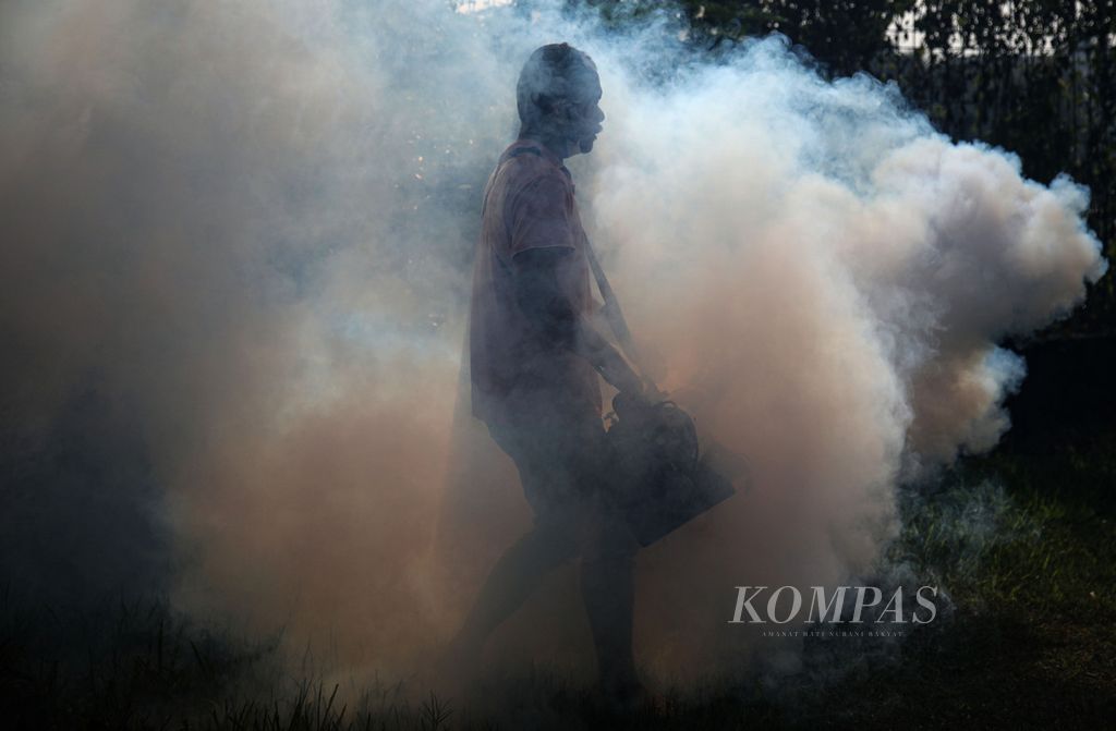 Petugas melakukan <i>fogging</i> atau pengasapan di kompleks perumahan di Nusa Loka BSD, Lengkong Gudang Timur, Serpong, Tangerang Selatan, Senin (21/8/2023). 