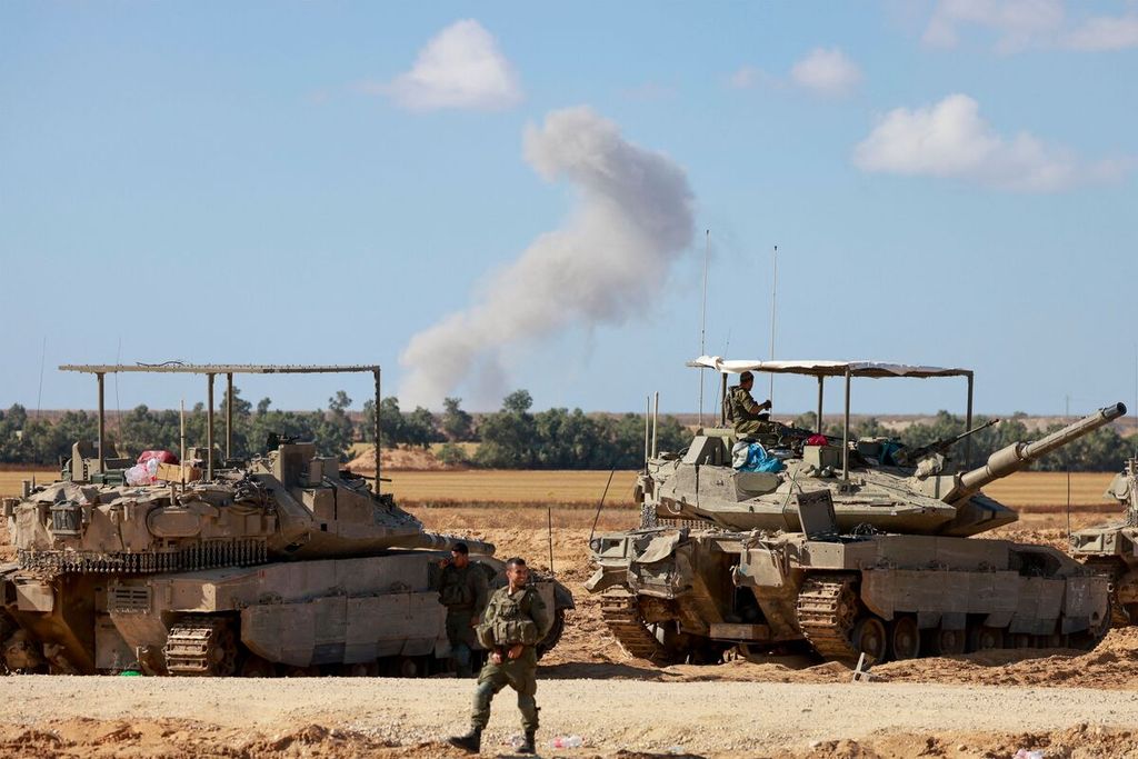 Tank-tank Israel mengambil posisi di Israel selatan, dekat perbatasan dengan Jalur Gaza, Senin (6/5/2024). 