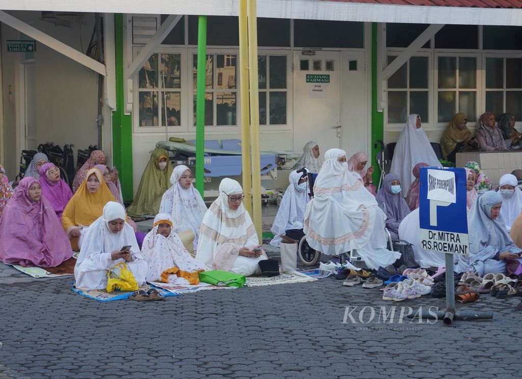  Shalat Idul Adha di halaman parkir Rumah Sakit Roemani Muhammadiyah, Kota Semarang, Jawa Tengah, Rabu (28/6/2023), berjalan khidmat. Shalat perdana yang digelar seusai pencabutan status pandemi Covid-19 itu diikuti lebih kurang 1.000 warga Muhammadiyah dari Kota Semarang dan sekitarnya.