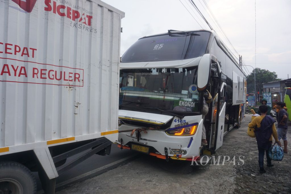 Bus Damri mogok di Cilongok sehingga menyebabkan kemacetan sekitar satu jam di ruas jalan Ajibarang-Purwokerto, Kabupaten Banyumas, Jawa Tengah, Jumat (29/4/2022).