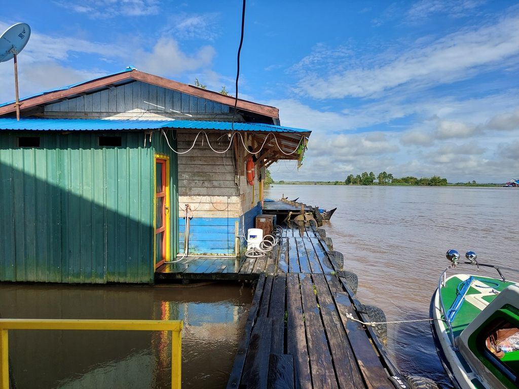 Toilet apung yang dijumpai saat melakukan perjalanan via sungai dari Samarinda ke Melak, Kalimantan Timur, Sabtu (8/4/2023).