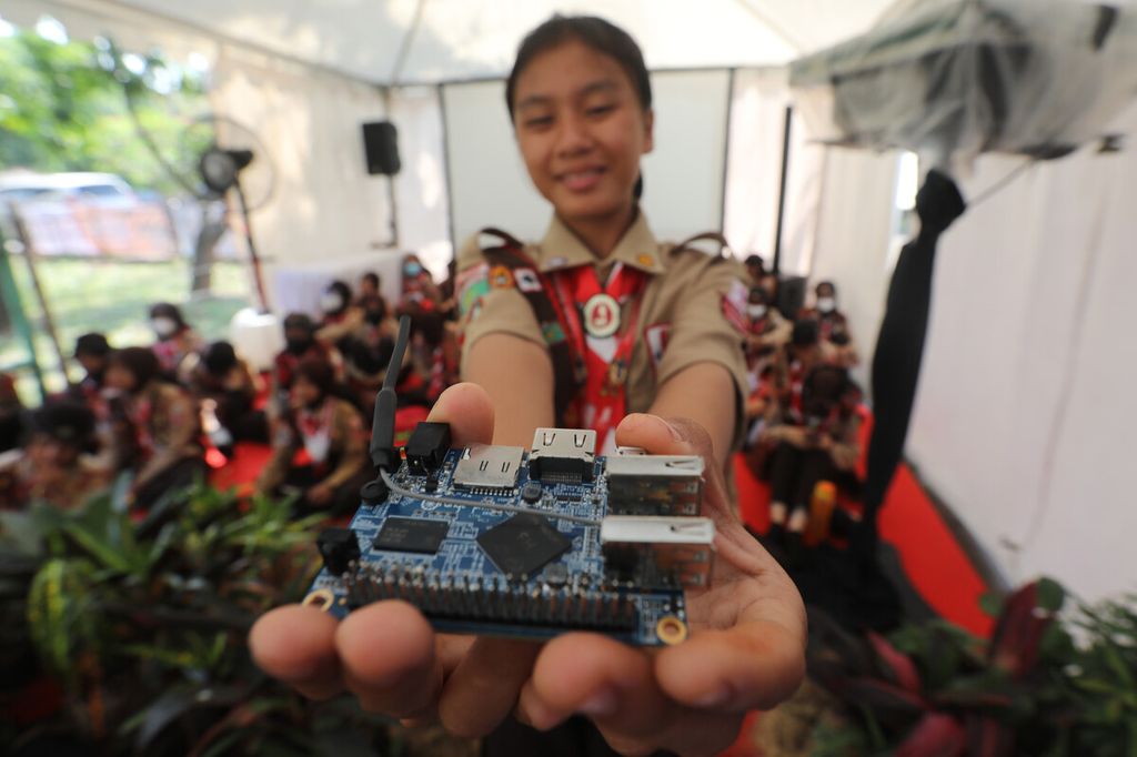 Seorang peserta kontingen Jambore Nasional Gerakan Pramuka menujukkan komputer mini untuk pengembangan <i>internet of things</i> yang diperolehnya di Buperta, Cibubur, Jakarta, Jumat (19/8/2022). 