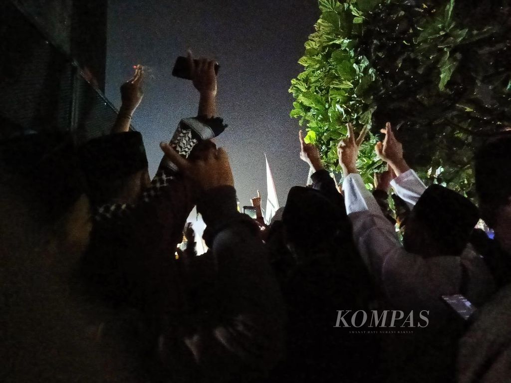 Massa beramai-ramai mengacungkan jari menunjukkan dukungan untuk pasangan calon nomor urut 1, Anies Baswedan-Muhaimin Iskandar, dalam acara Sholawat untuk Perubahan Bangsa di Lapangan Bandongan, Kabupaten Magelang, Jawa Tengah, Sabtu (27/1/2024).