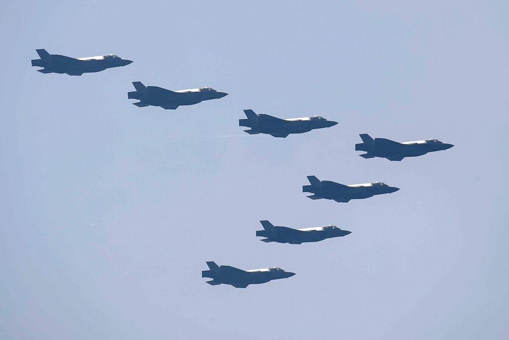 Foto yang diambil pada 29 September 2022 dan dirilis pada Sabtu (1/10/2022) ini memperlihatkan jet-jet tempur F-35 A Stealth berpartisipasi pada hari media pada peringatan hari ulang tahun ke-74 Hari Angkatan Bsrsenjata Pangkalan Militer kota Gyeryong, Korea Selatan. 