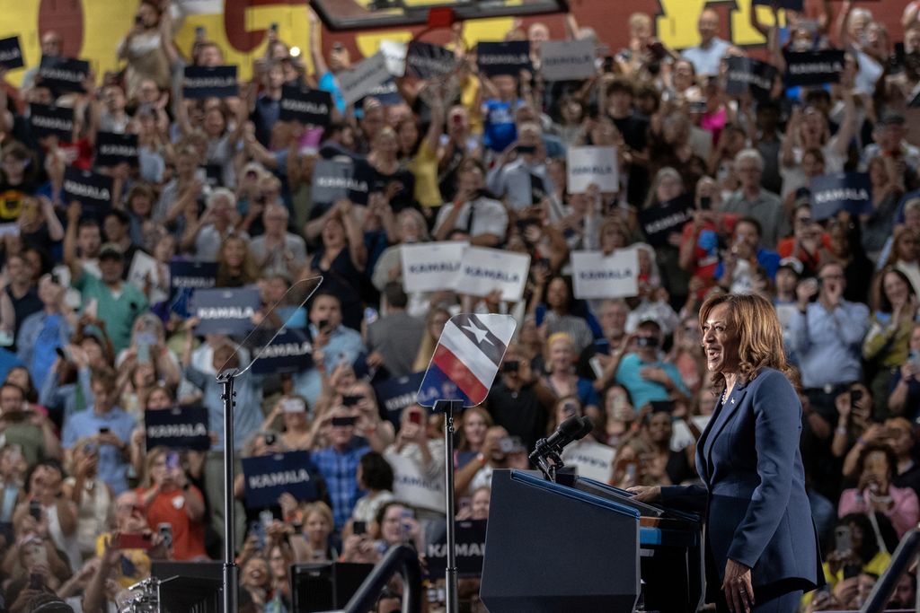 Wakil Presiden Kamala Harris berbicara kepada para pendukungnya selama kampanye di West Allis Central High School, Selasa (23/7/2024), di West Allis, Wisconsin, Amerika Serikat. 