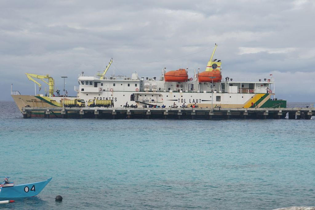 Kapal Perintis Sabuk Nusantara 70 merapat di dermaga Pelabuhan Miangas, Kepulauan Talaud, Sulawesi Utara, Jumat (6/3/2020). Kapal tersebut adalah satu dari tiga kapal perintis yang menghubungkan Miangas dengan Bitung dan berbagai pulau di Kepulauan Talaud dan Kepulauan Sangihe.