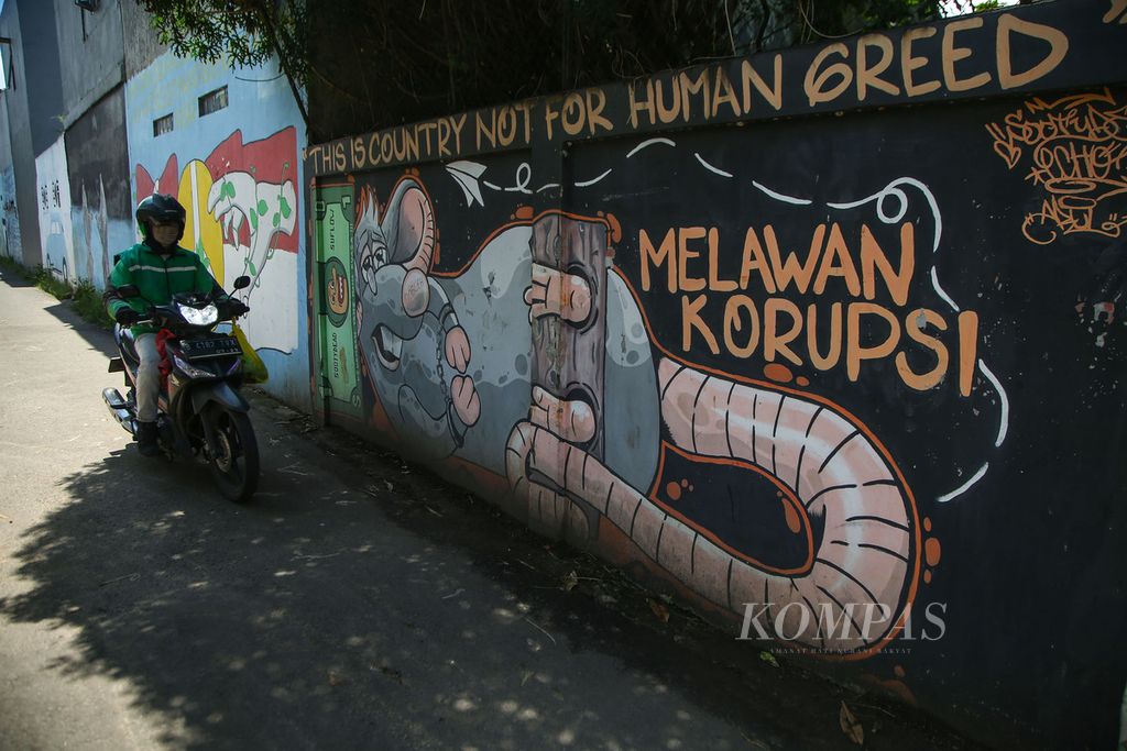 Korupsi yang masih menggurita di Tanah Air menjadi keprihatinan masyarakat yang dituangkan melalui mural seperti di Kedaung, Tangerang Selatan, Banten, Selasa (2/11/2021).