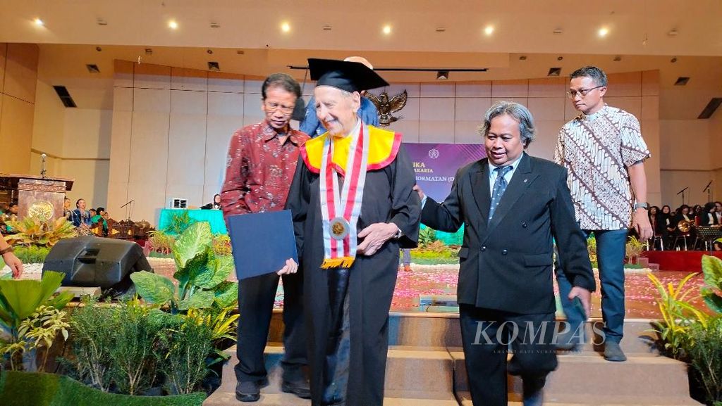 Romo Karl-Edmund Prier SJ turun dari podium seusai menerima gelar doktor kehormatan dari Institut Seni Indonesia (ISI) Yogyakarta, Kamis (11/5/2023), di Concert Hall ISI Yogyakarta, Bantul, Daerah Istimewa Yogyakarta.