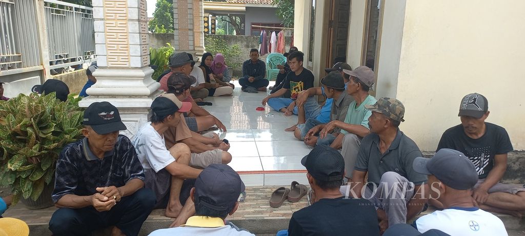 Staf LBH Bandar Lampung, Cik Ali dan Mohammad Arif Ridho Tawakal, sedang berdiskusi dengan warga Desa Sinar Rejeki, Kecamatan Jatiagung, Kabupaten Lampung Selatan, Provinsi Lampung terkait dengan rencana pengosongan lahan singkong mereka di area ibu kota baru Lampung yang kini mangkrak. Pemprov Lampung berencana menggelar upacara di tempat tersebut.