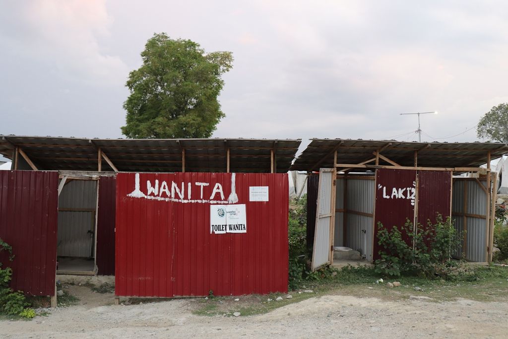 Tampak kamar mandi dan toilet perempuan dan laki-laki berada di satu titik di kamp pengungsian Kelurahan Balaroa, Kecamatan Palu Barat, Kota Palu, Sulteng, Oktober 2019.