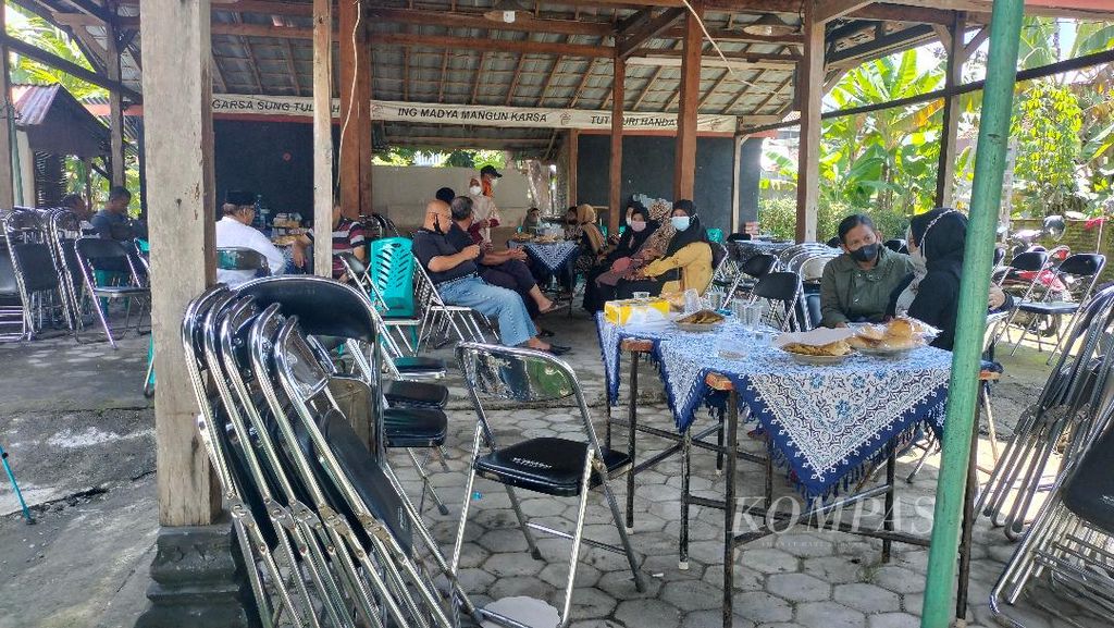 Sejumlah orang datang melayat di rumah tiga korban pembunuhan di Desa Mertoyudan, Kabupaten Magelang, Jawa Tengah, Selasa (29/11/2022).